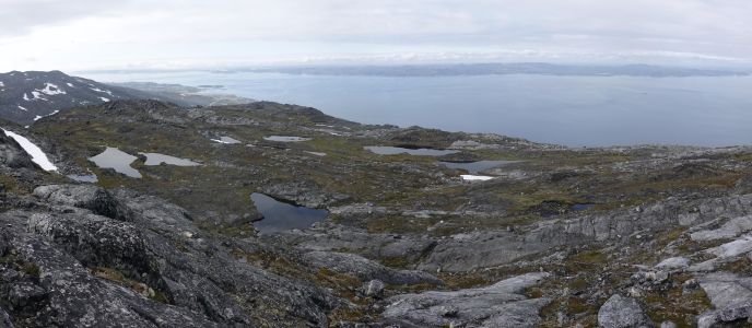 Pohled z Kuanninnguitu na soustavu jezer.